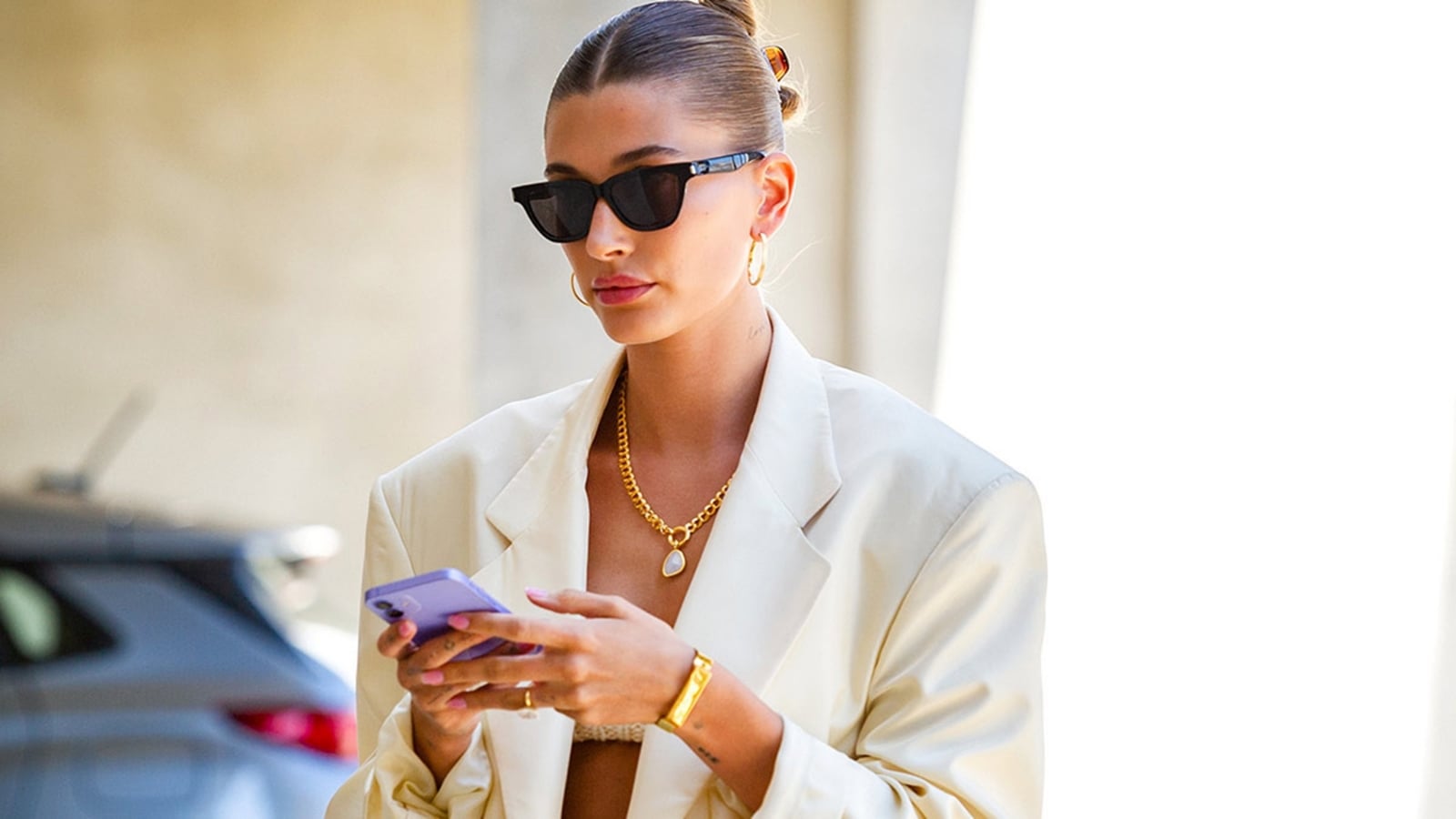 hailey-bieber-pone-en-tendencia-las-glazed-donut-nails-135302