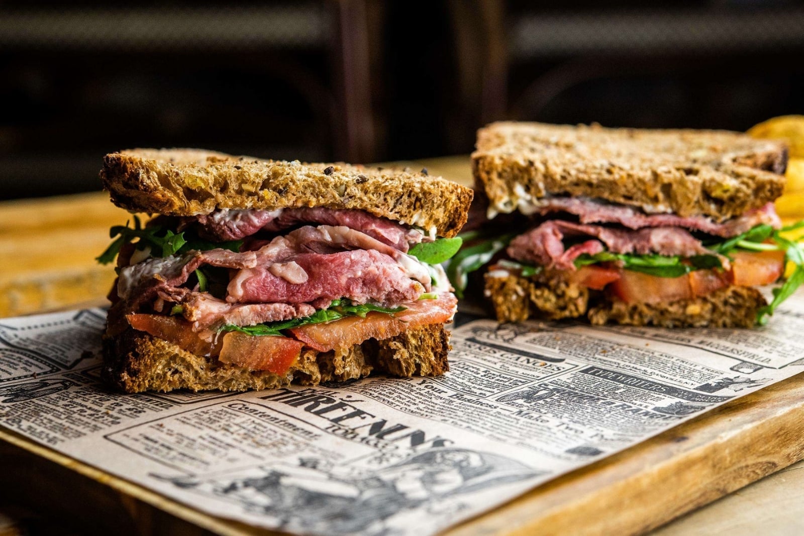Sa´ndwich-de-roast-beef-en-pan-alema´n-con-salsa-ta´rtara-y-patatitas-3