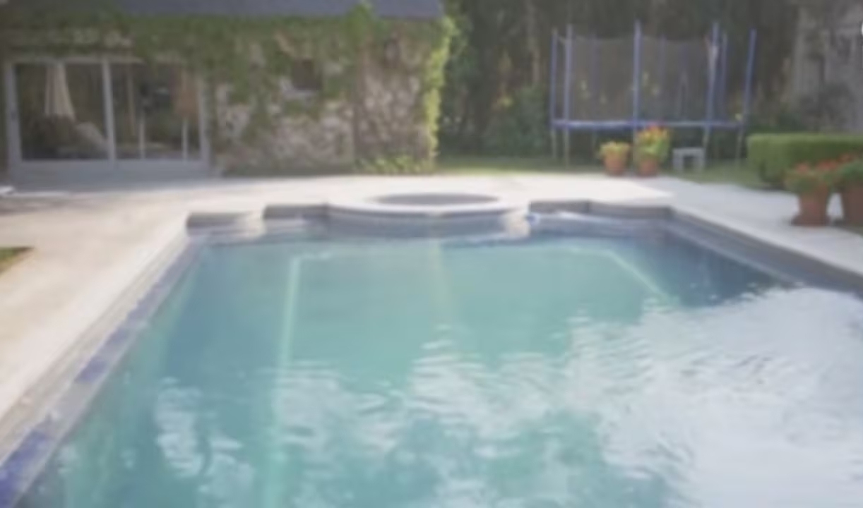 vero-lozano-abrio-las-puertas-de-su-imponente-mansion-estilo-francesa-la-casa-se-curte-mucho-es-una-(1)