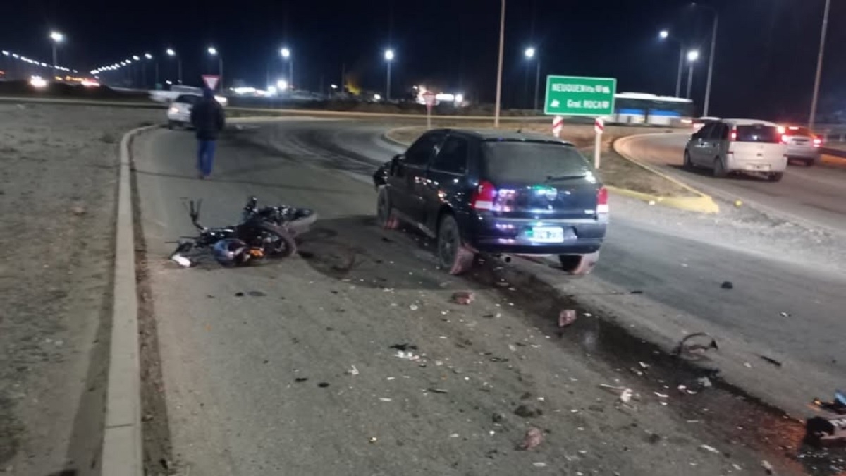 choque mujer policia en moto