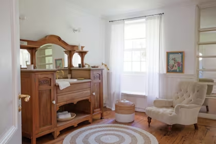 foto-de-un-bano-con-antiguo-mueble-provenzal-que-DEQO5JTEKZCGJDKW4BFUYQV46A