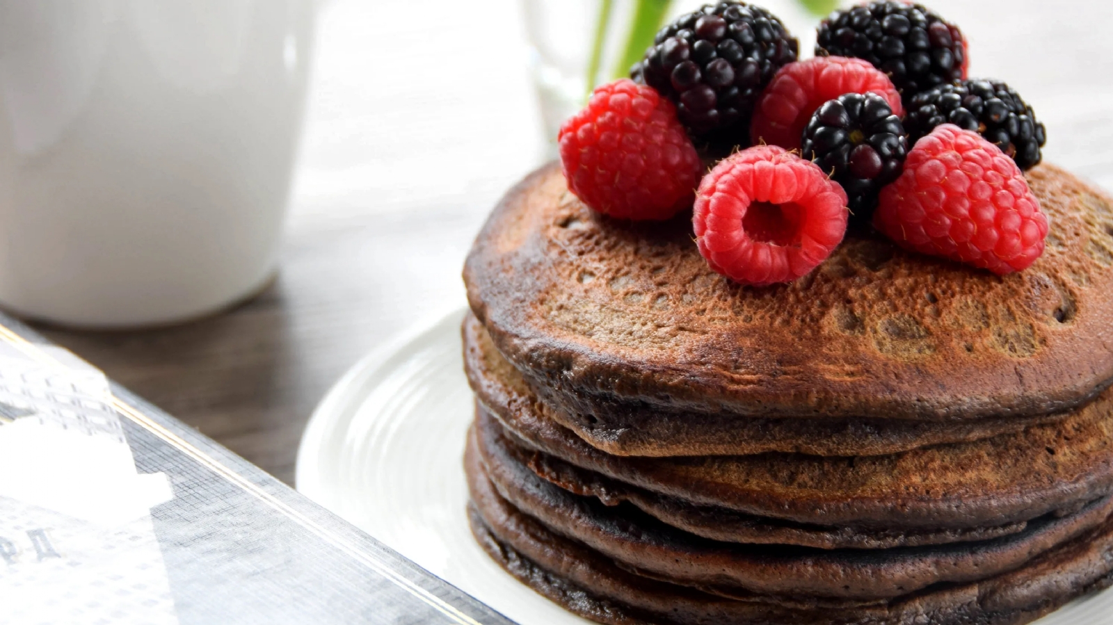 hotcakes-de-chocolate-con-frutos-rojos