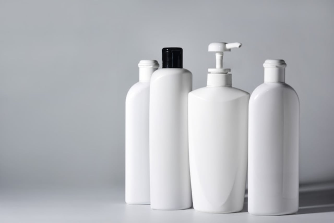 cuatro-botellas-plastico-blanco-champus-acondicionadores-cabello-sobre-fondo-blanco_305638-163(1)