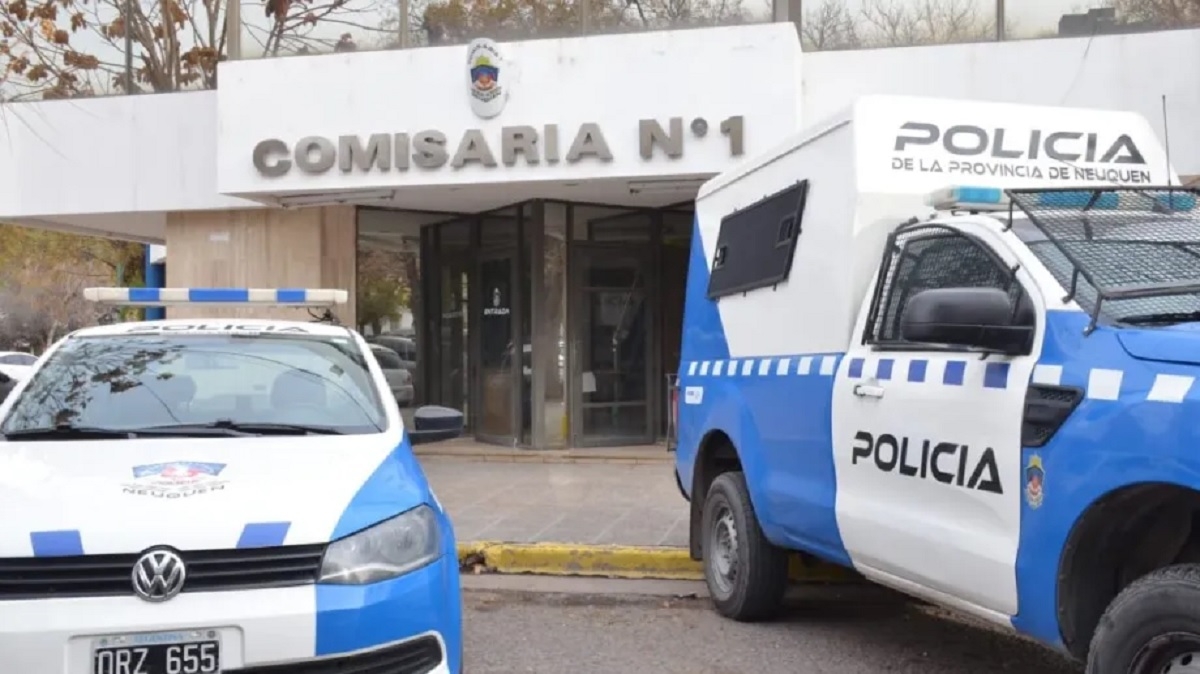 comisaria primera nqn con patrulleros