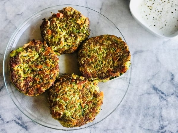 hamburguesas-de-brocoli-zanahoria-y-calabacin_version_1652871991 (1)