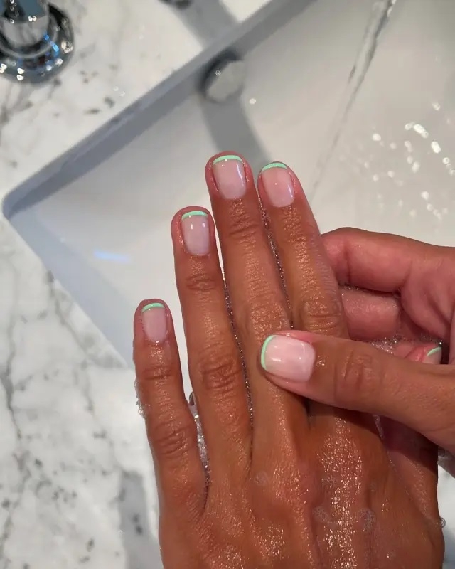 manicura-francesa-con-la-raya-en-verde-agua-empolvado