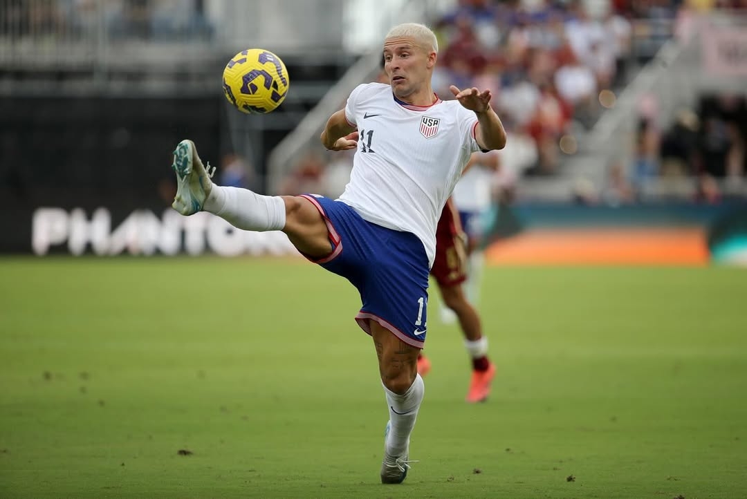 Gran trabajo de todo el equipo para poder sacar un resultado positivo contra una gran selección, feliz por hacer mi debut con la selección mayor en el lugar donde nací y con mi familia en el estadio ,gracias a los