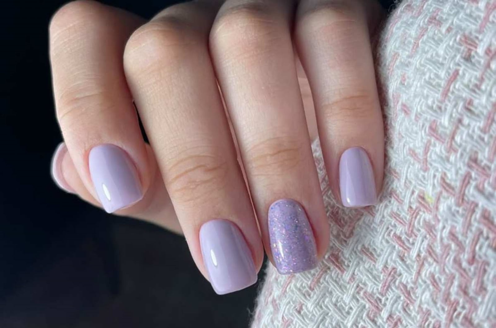 belleza-diseno-de-unas-color-lavanda
