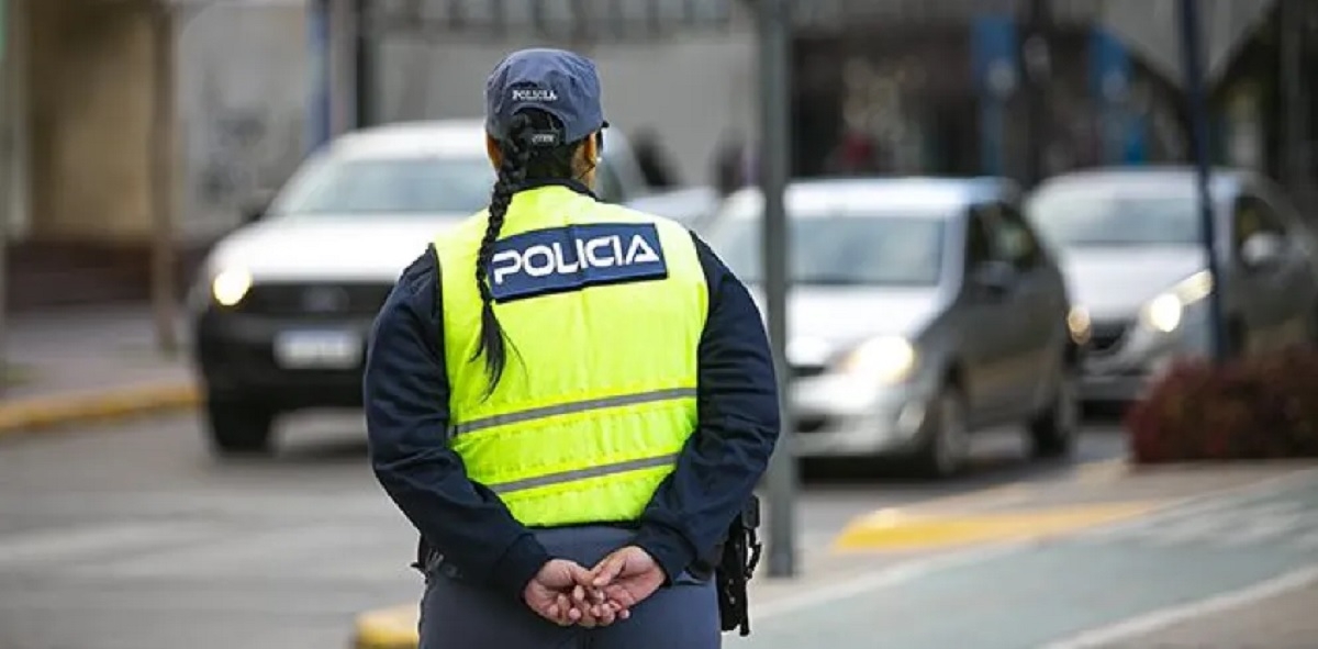 mujer policia con trenza