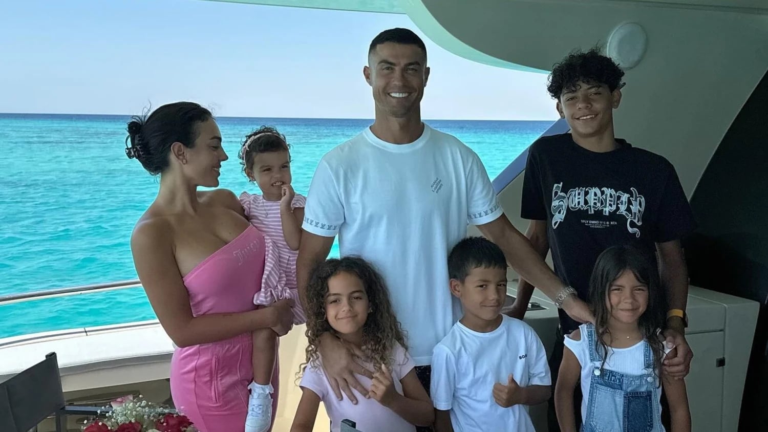 georgina-rodriguez-con-cristiano-ronaldo-y-todos-sus-hijos-9814a3