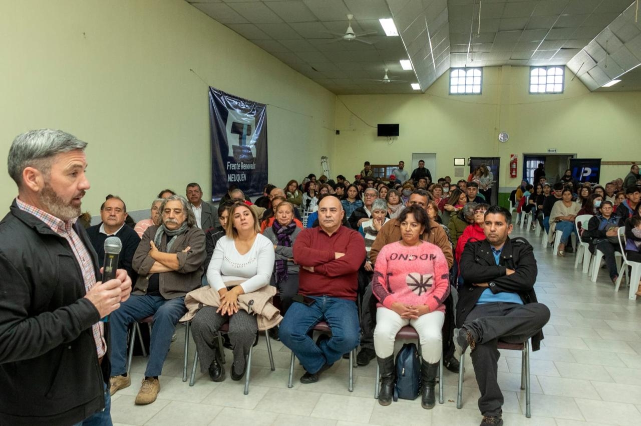 Carlos Chino Sanchez congreso del FR para anunciar su ingreso a Neuquinidad