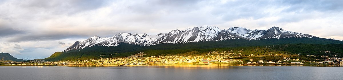 1200px-2019-11-18_Ushuaia_Panorama