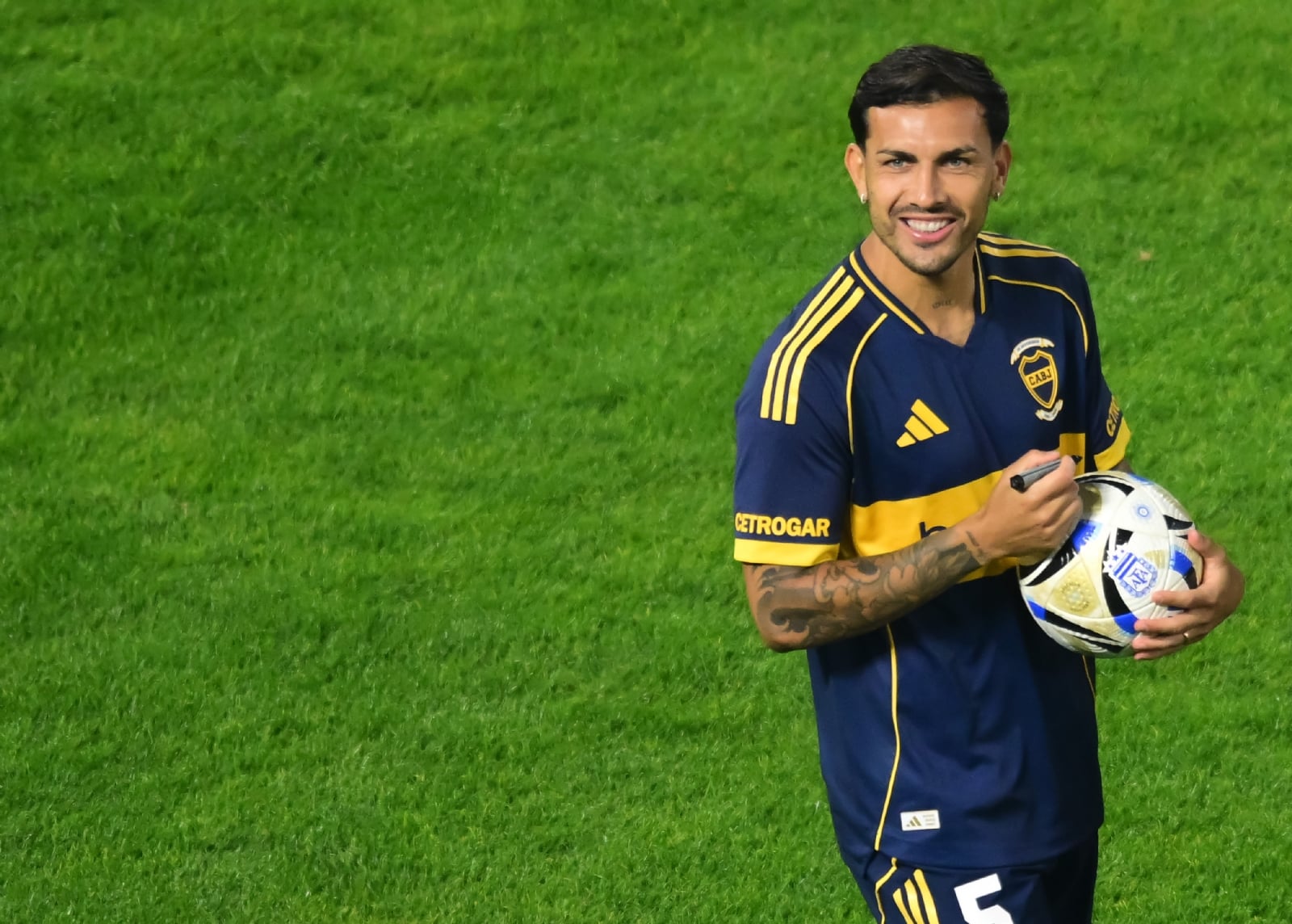 boca-juniors-unveils-leandro-paredes-as-new-player (13)