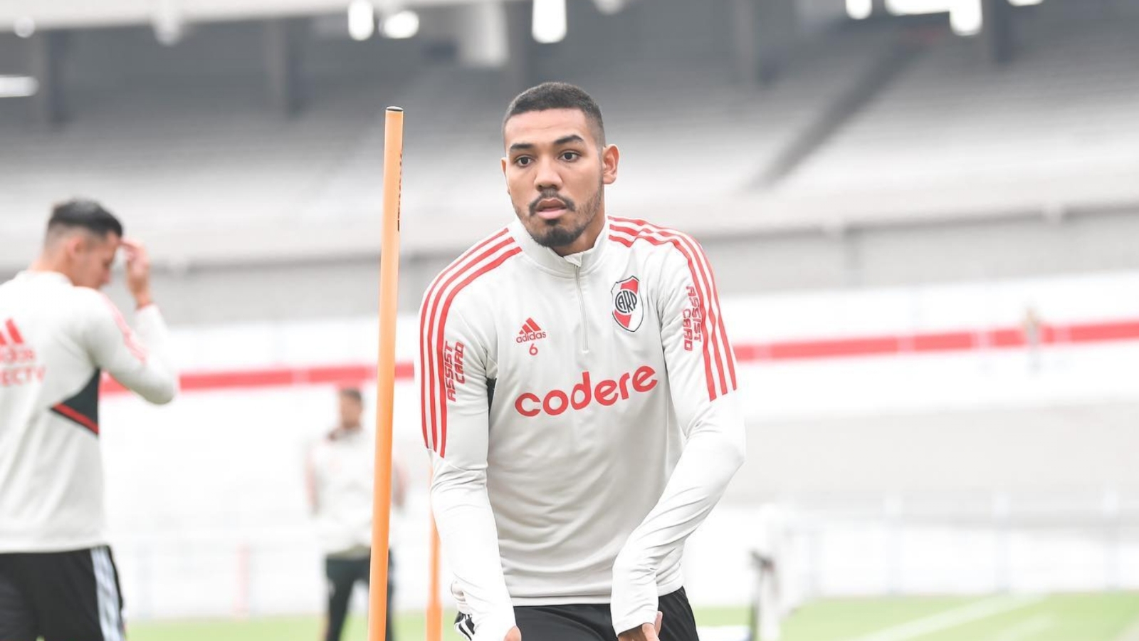 hector-david-martinez-durante-un-entrenamiento-de-river-plate-1714332419