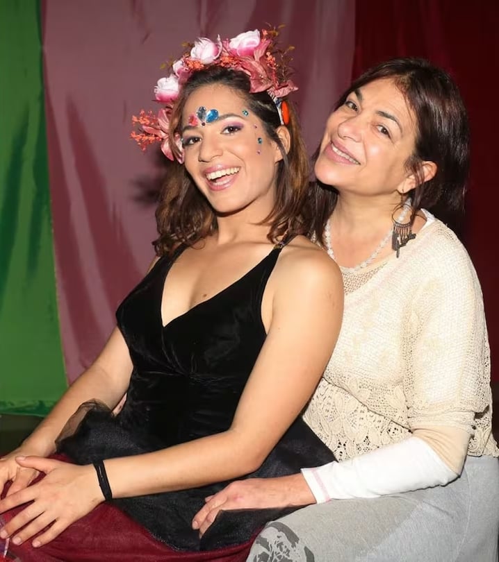 maia-junto-a-sus-padres-que-estuvieron-separados-durante-muchos-anos-Y3YSPFDBU5EOFALLLBLTC44REM(2)