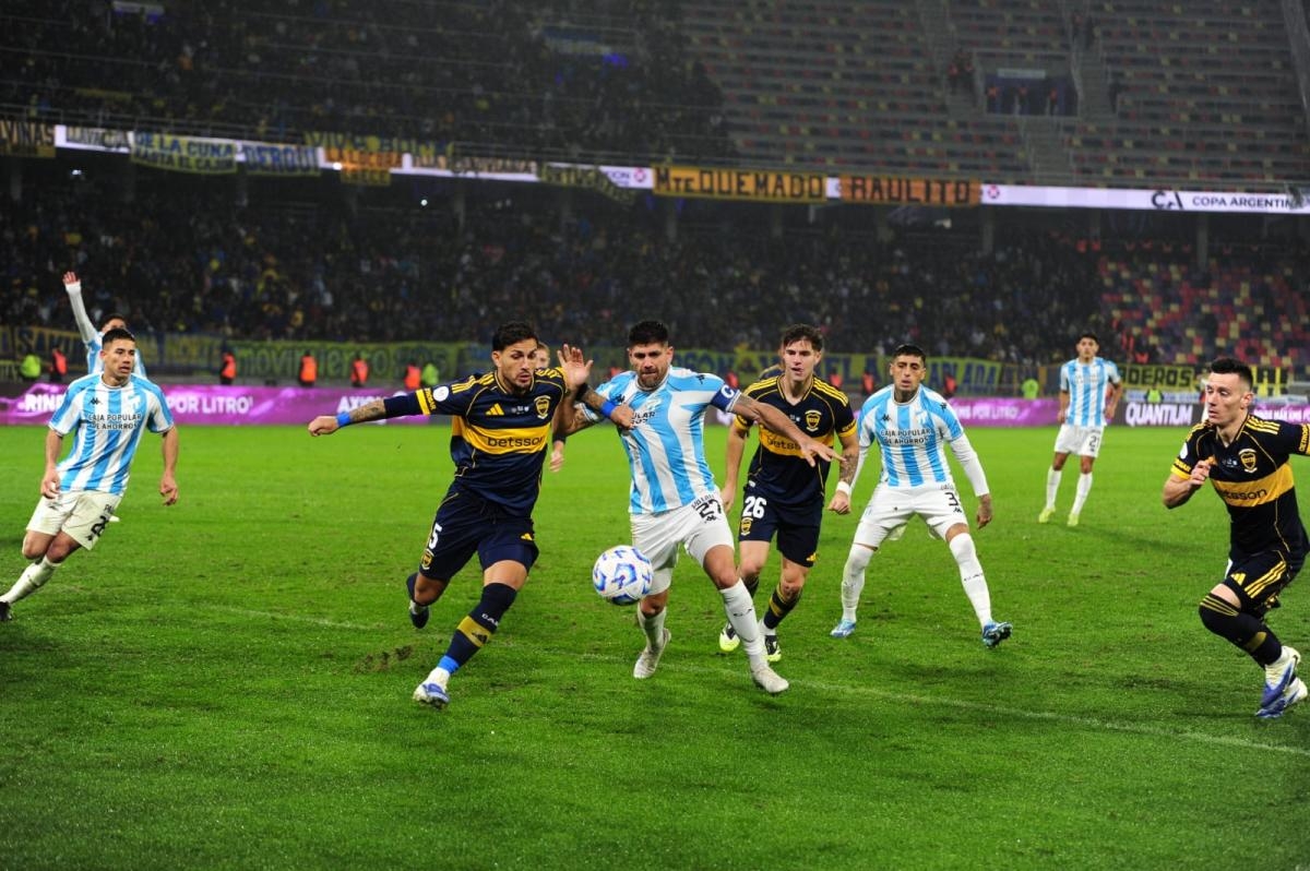 duelo-de-tocayos-campeon-mundo-leandro-paredes-lucha-pelota-capitan-atletico-leandro-diaz-foto-de-diego-aroz-1094300-000614
