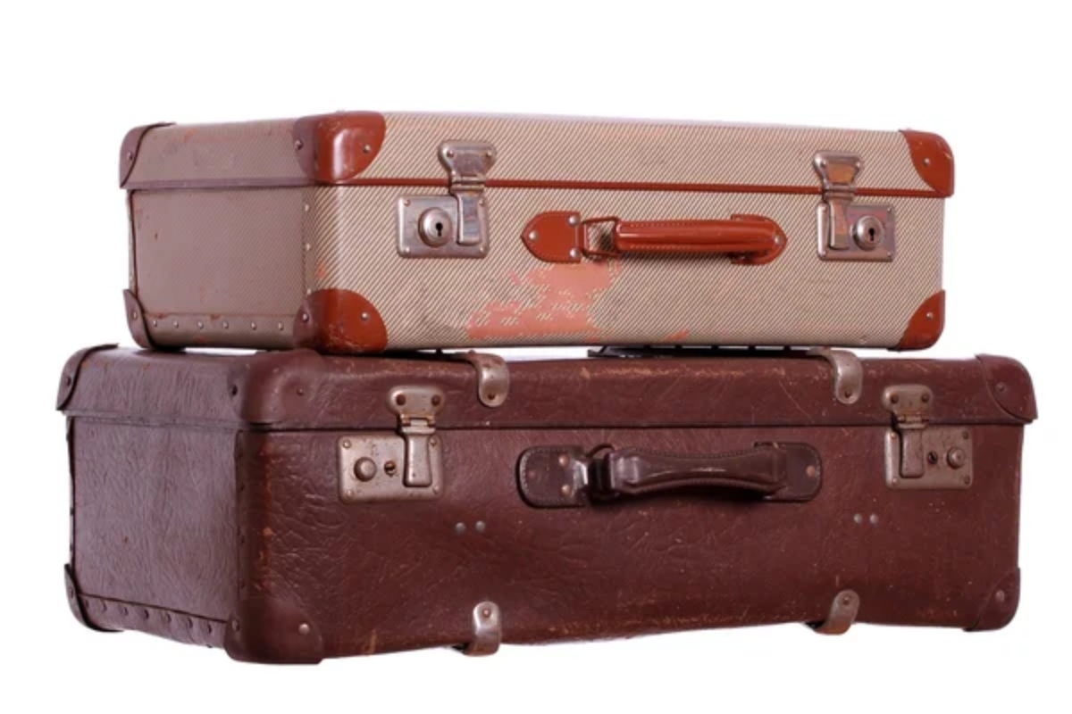 depositphotos_24326525-stock-photo-old-suitcase (1)