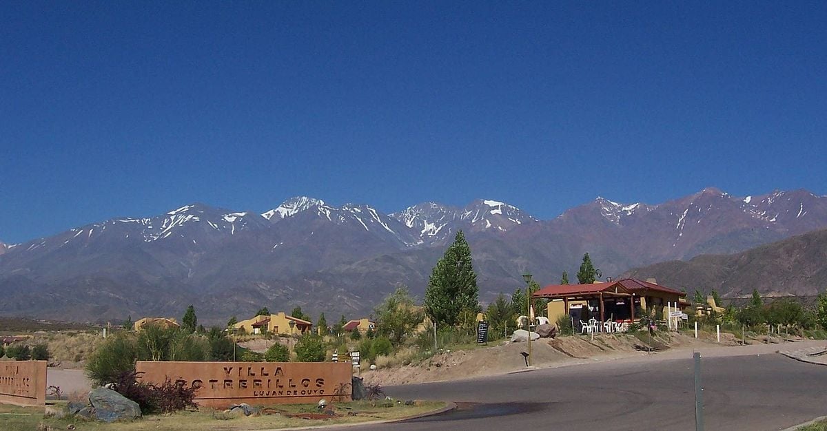 1200px-Potrerillos,_Mendoza_(1)