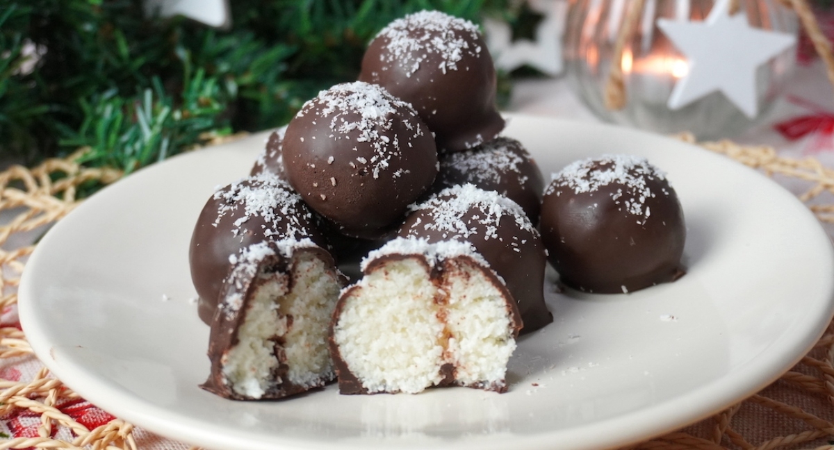 Bolitas-de-coco-y-chocolate (1)