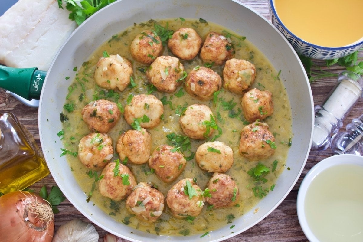 foto-final-de-las-albondigas-de-merluza-en-salsa-verde (1)