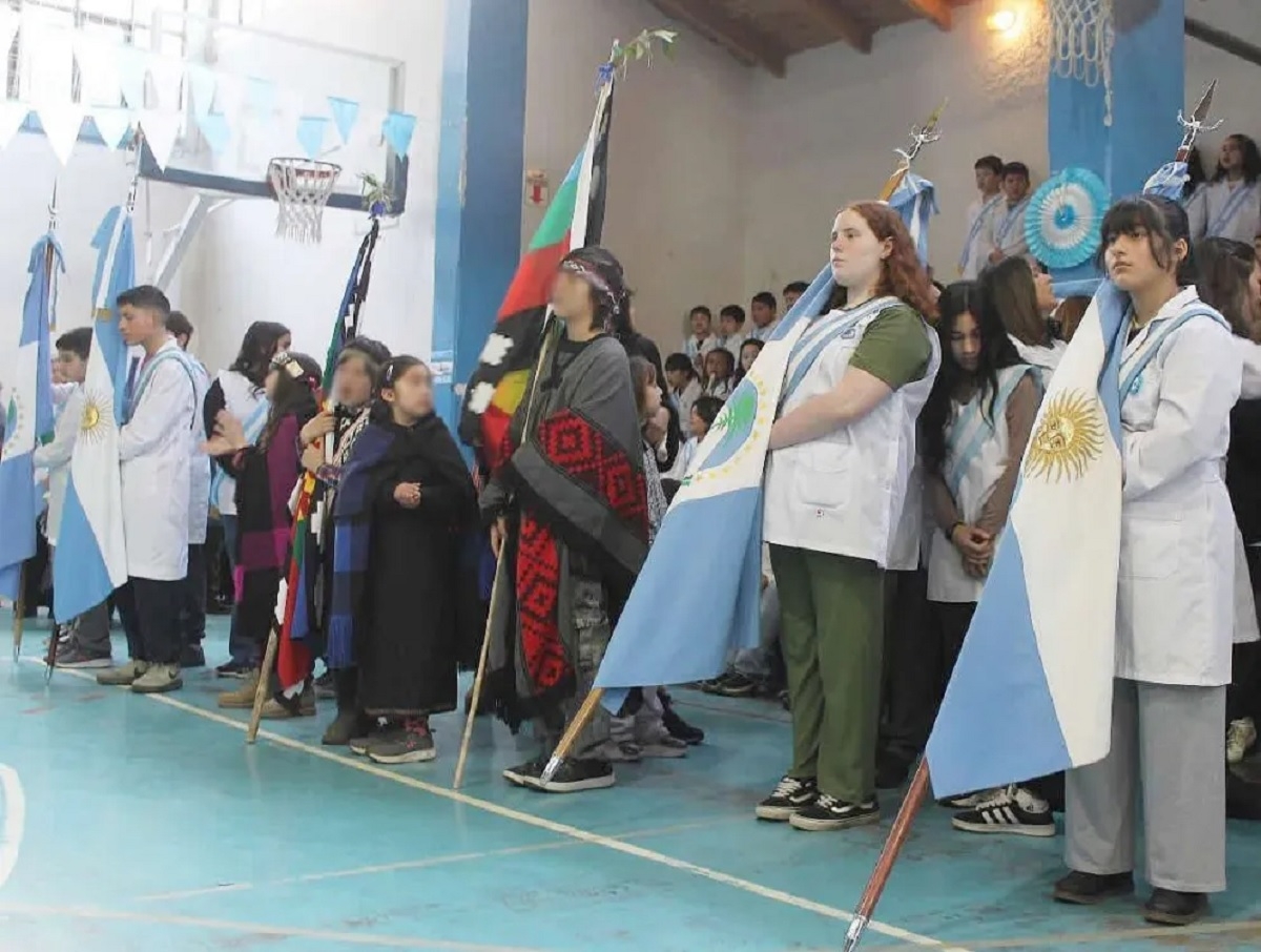 bandera mapuche en acto patrio