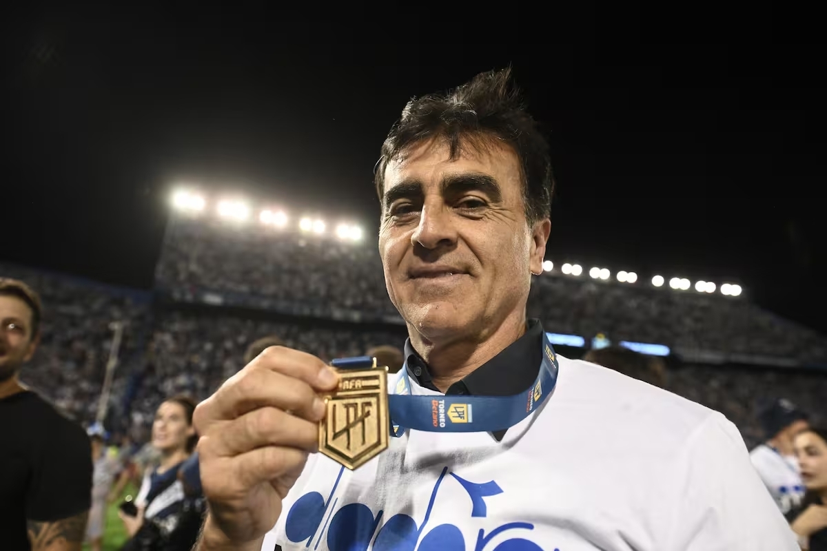 gustavo-quinteros-el-dt-campeon-muestra-la-SFQFZJ4WYZHVNDBDHFDPIZSCIU