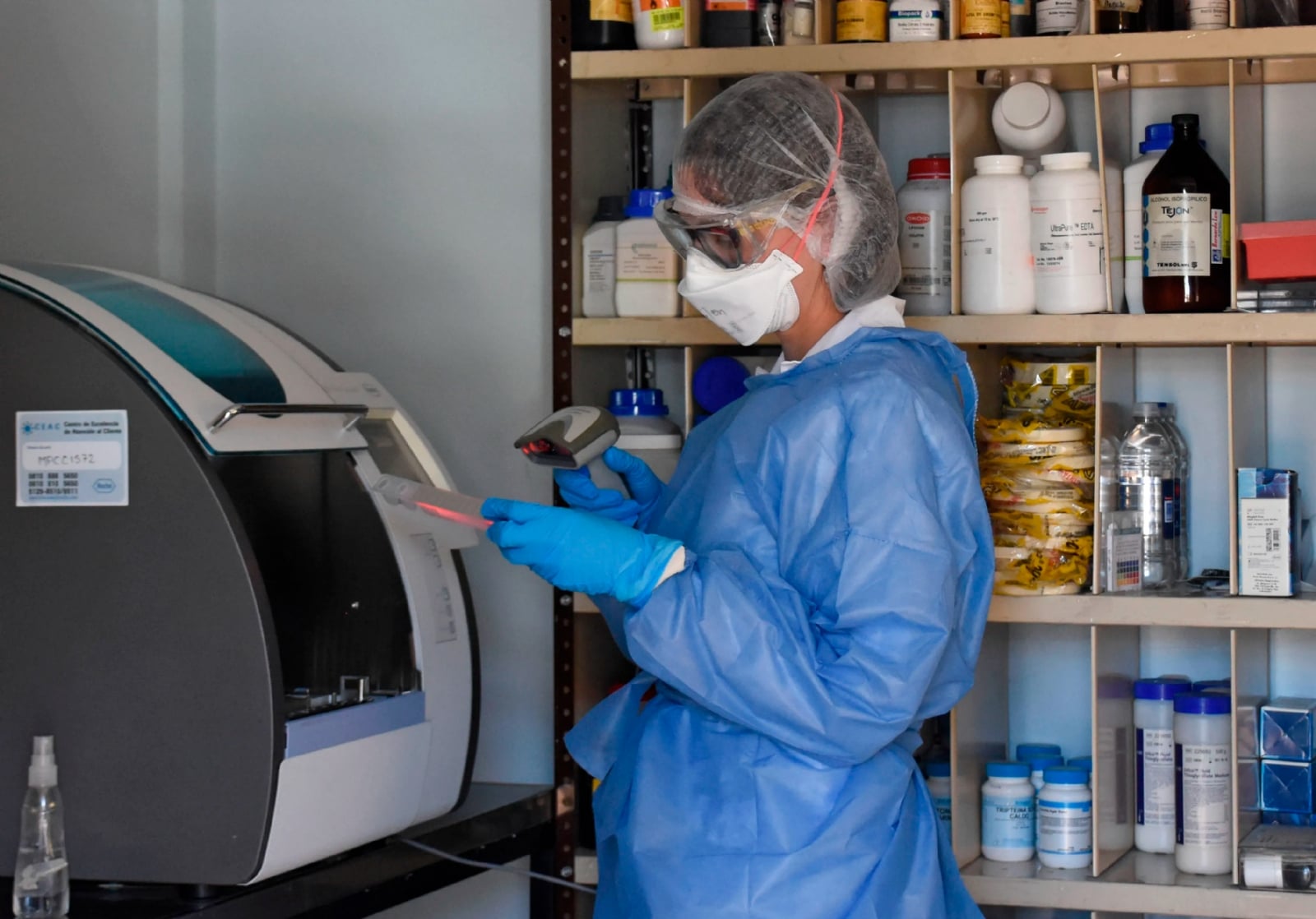 ag-nqn-Laboratorio-central-Luis-Pianciola-donde-analizan-las-muestras-Lugar-de-extracción-de-las-muestras-salto-7