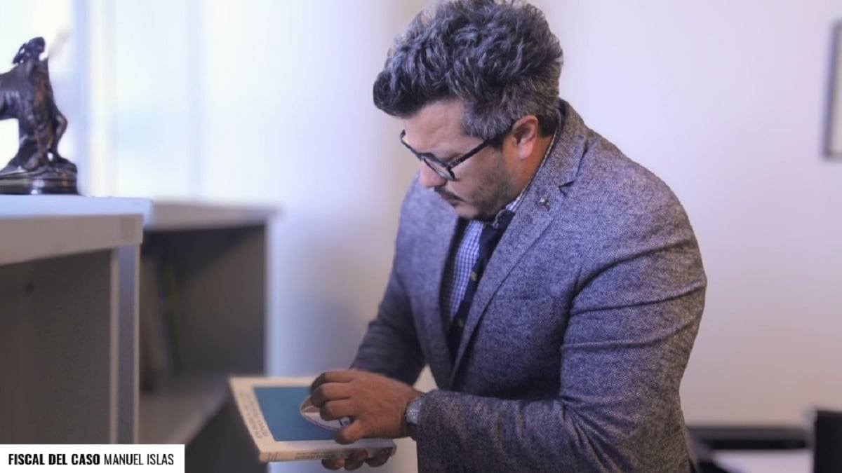 manuel islas con tablet