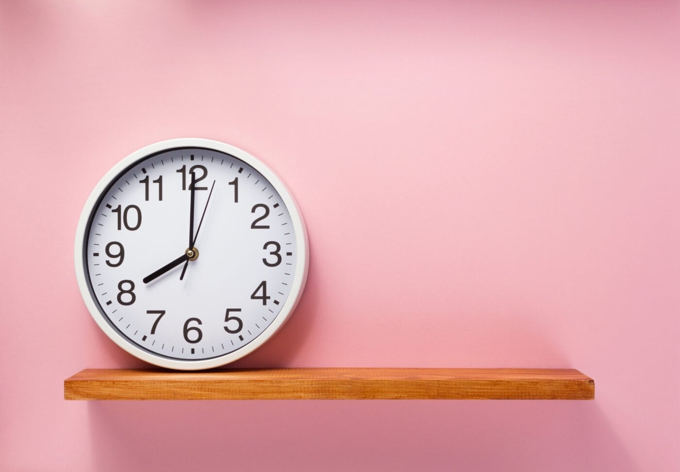 wall-clock-at-abstract-background-2021-08-26-17-29-33-utc-1400x971 (1)