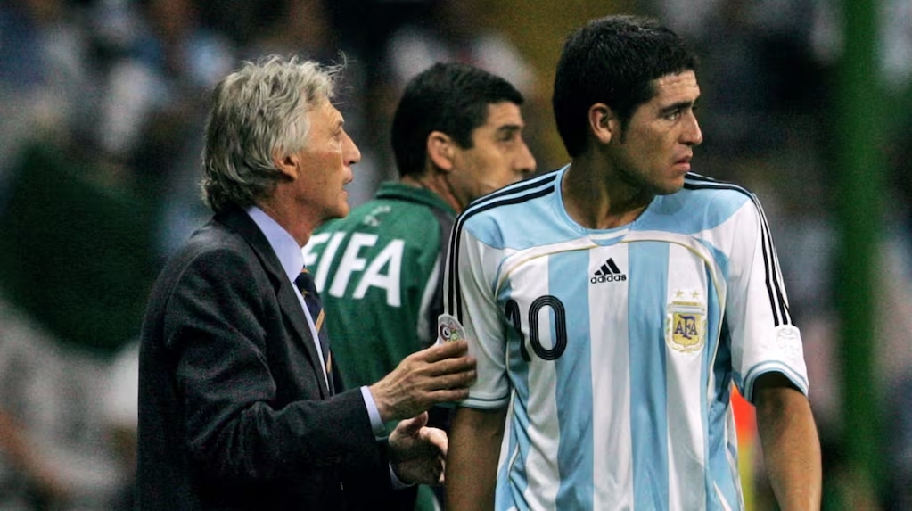 jose-pekerman-y-juan-roman-riquelme-compartieron-varios-anos-juntos-en-la-seleccion-argentina-foto-afp-VRKGCDU5Z5CRXBMVUT7FCB75VA