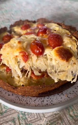 Tarta de cebolla con tomates cherrys