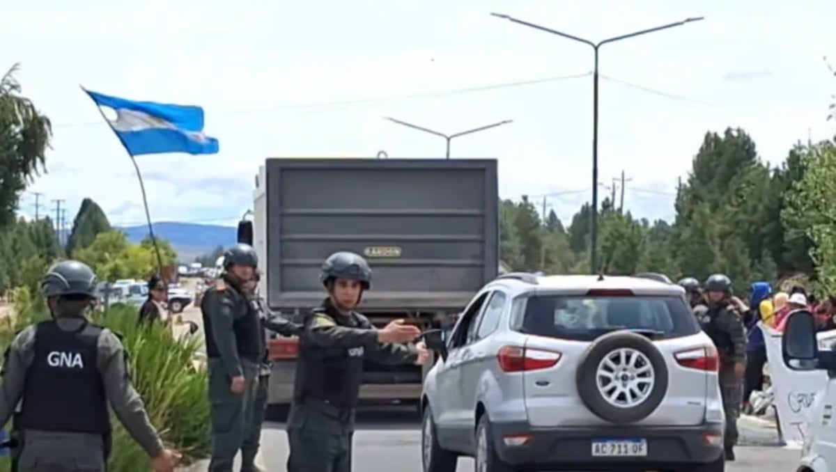 Gendarmería desalojó a los manifestantes sobre la Ruta 40. Fuente (X)