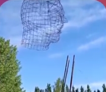 cabeza de la escultura de Messi en Cutral Co. Fuente (captura de video)