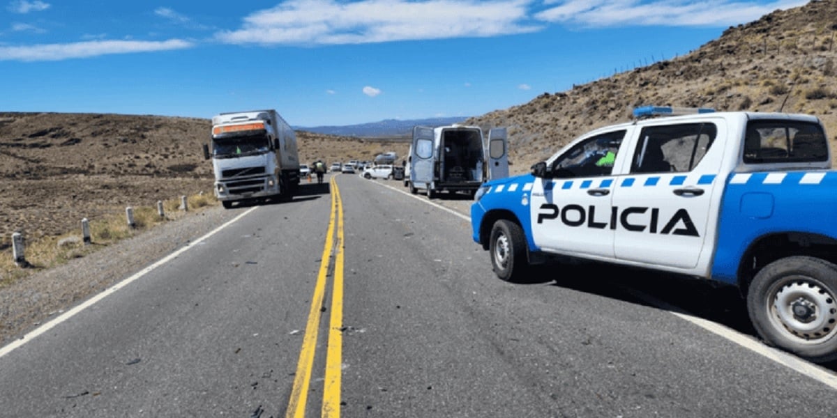 policias en ruta 237 piedra del aguila