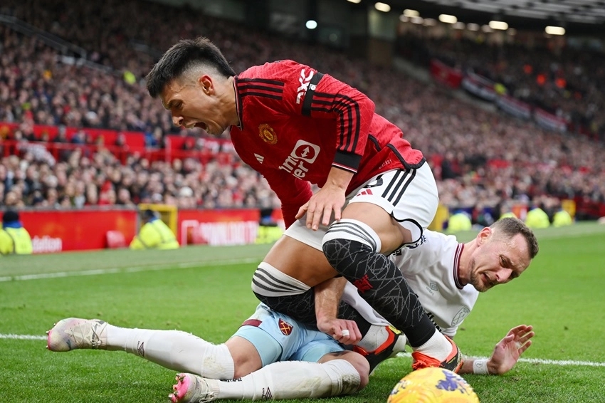 michael-regan-getty-images-lisandro-martinez-lesion-manchester-west-ham-premier-2024