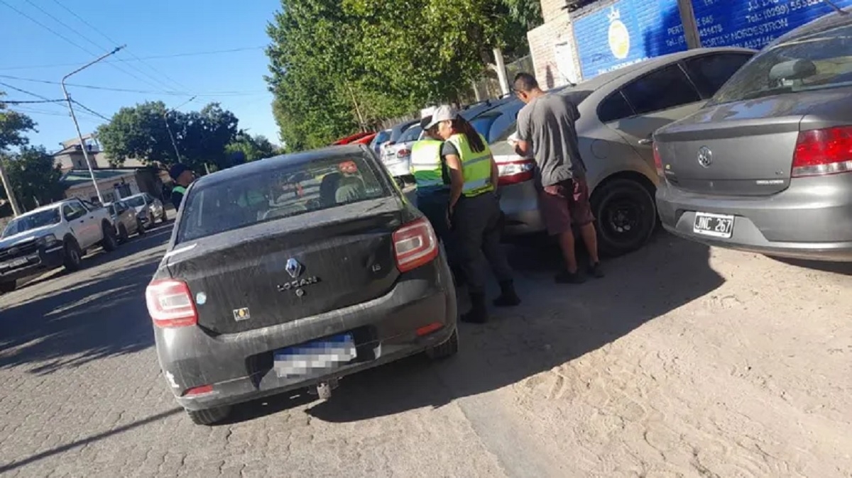 borracho dormido en el auto 1