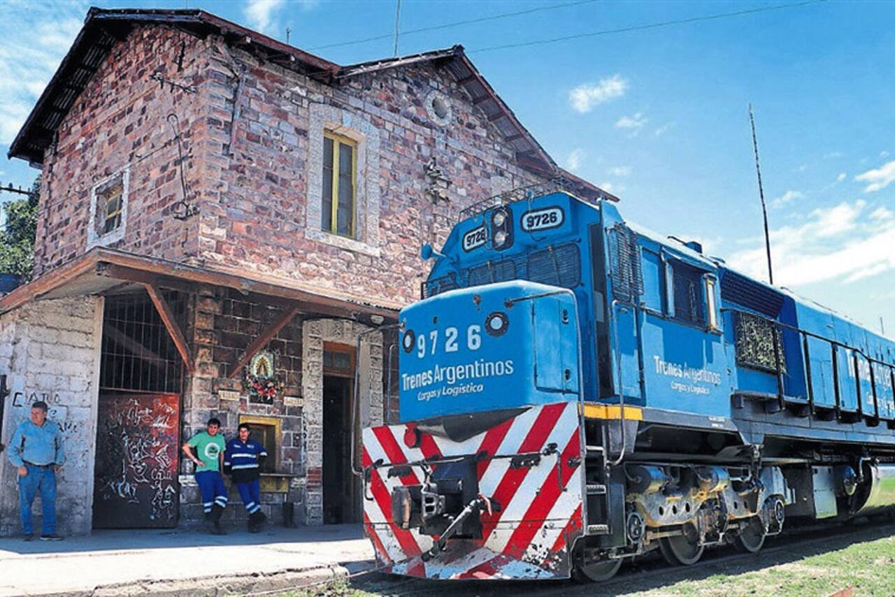 el-tren-belgrano-carga-anda-a-14-km-por-hora-y-I24XO2NIJVF4BPWWGQONGFWJ4A