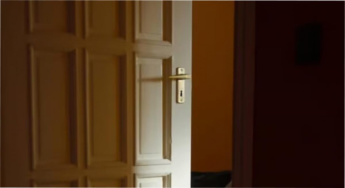 razon-deberias-dormir-puerta-cerrada-1088254-133703
