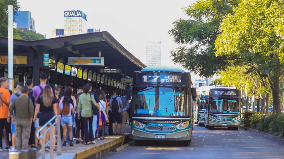 gran-cantidad-de-pasajeros-esperan-para-subir-a-un-colectivo-20231226-1726695