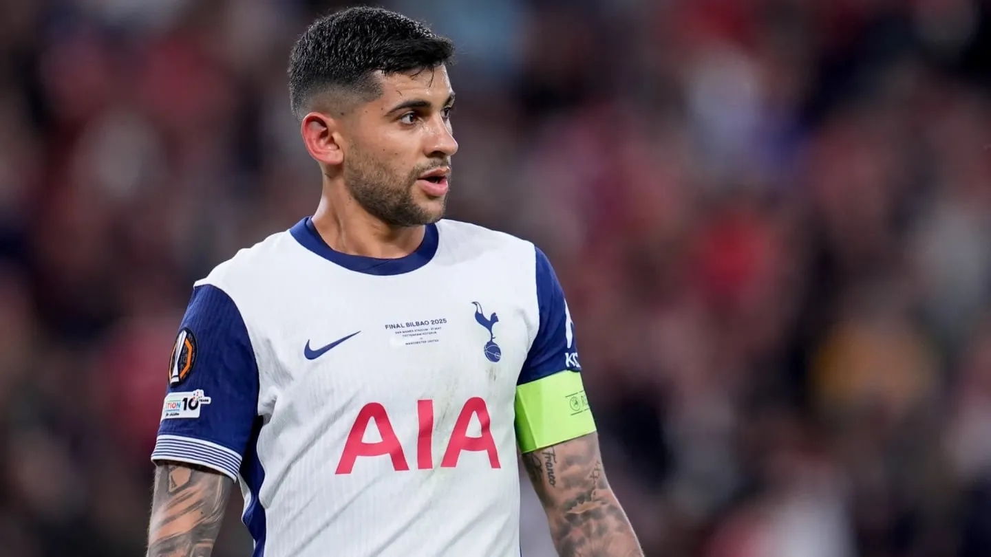 cristian-romero-con-la-cinta-de-capitan-de-tottenham_1440x810
