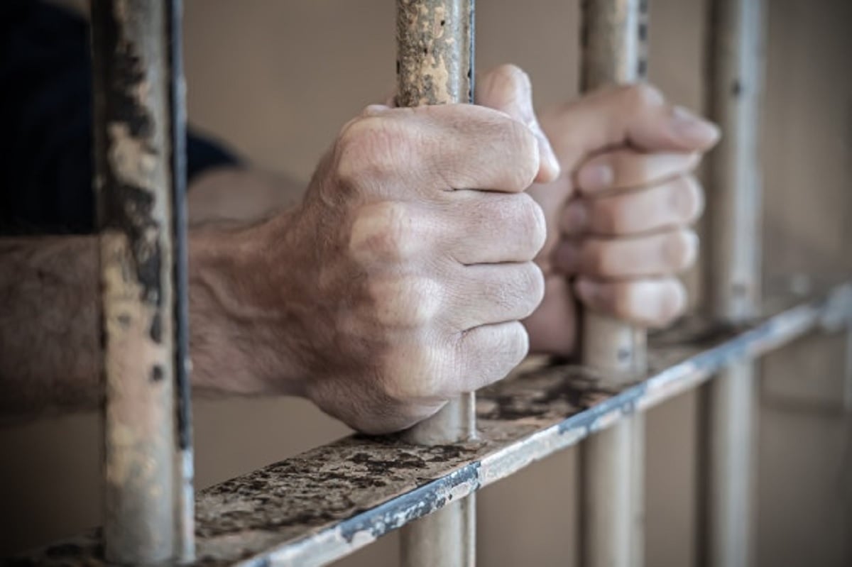manos en rejas prision