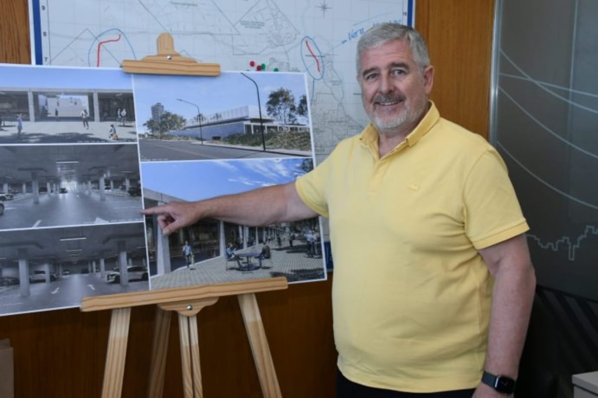 Alejandro Nicola muestra el proycto de nuevo estacionamiento. Fuente_ (Neuquén Capital)