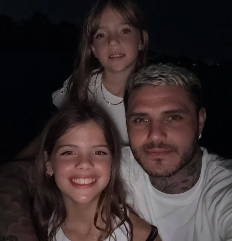 los-looks-en-total-white-de-mauro-icardi-y-sus-hijas-foto-instagrammauroicardi-DZ5AJBR3JRBVDICTTVF54HM3HM