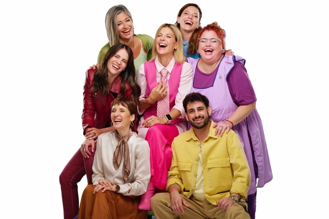 ¡Qué lindas las mamis con la maestra !??Sonrientes, unidas, la foto perfecta.El tema es que las
