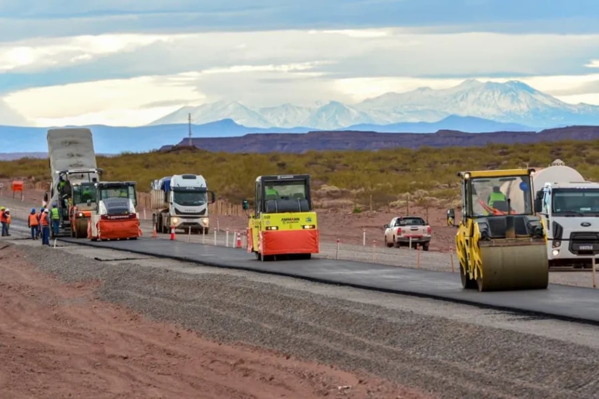 Trabajos de pavimentación en ruta 7. Fuente_ (Neuquén Informa)