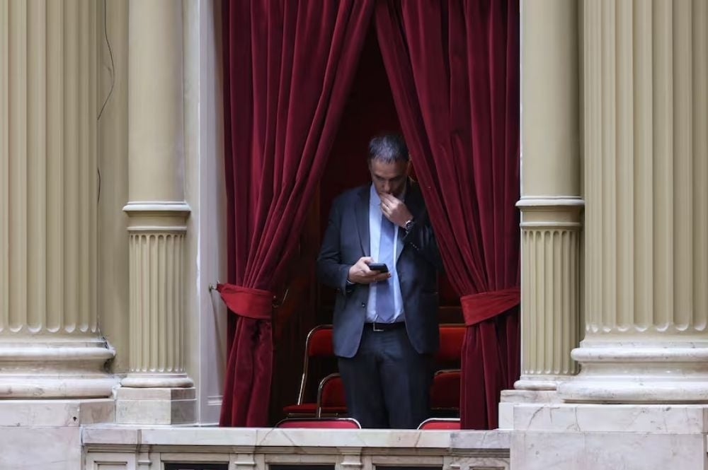 nota-1760833-manuel-adorni-retrasa-informe-sobre-gestin-congreso-oposicin-pide-interpelarlo-viajes-1111909