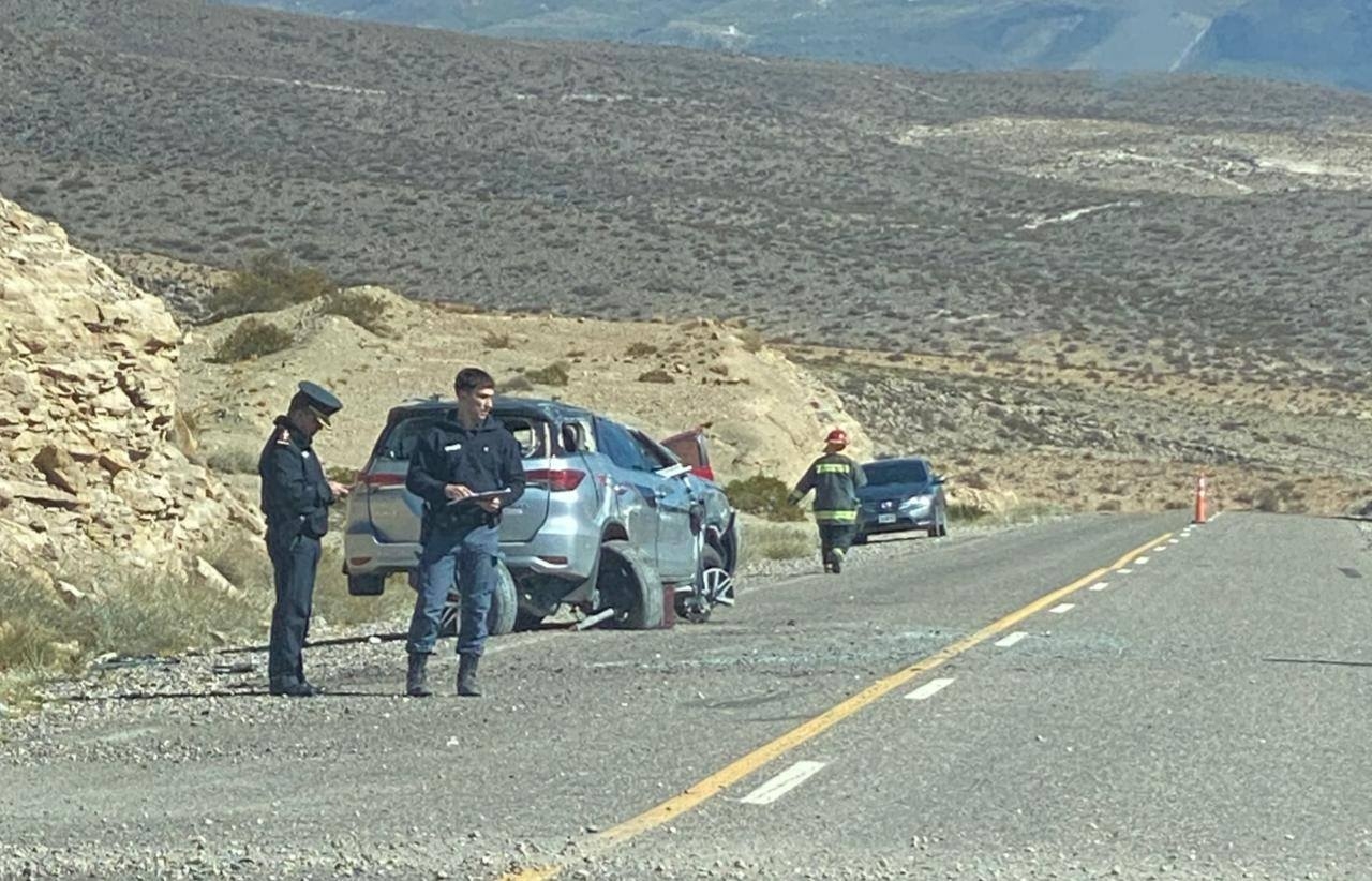Vuelco en Ruta 40 presencia policial. Fuente_ (Facebook)