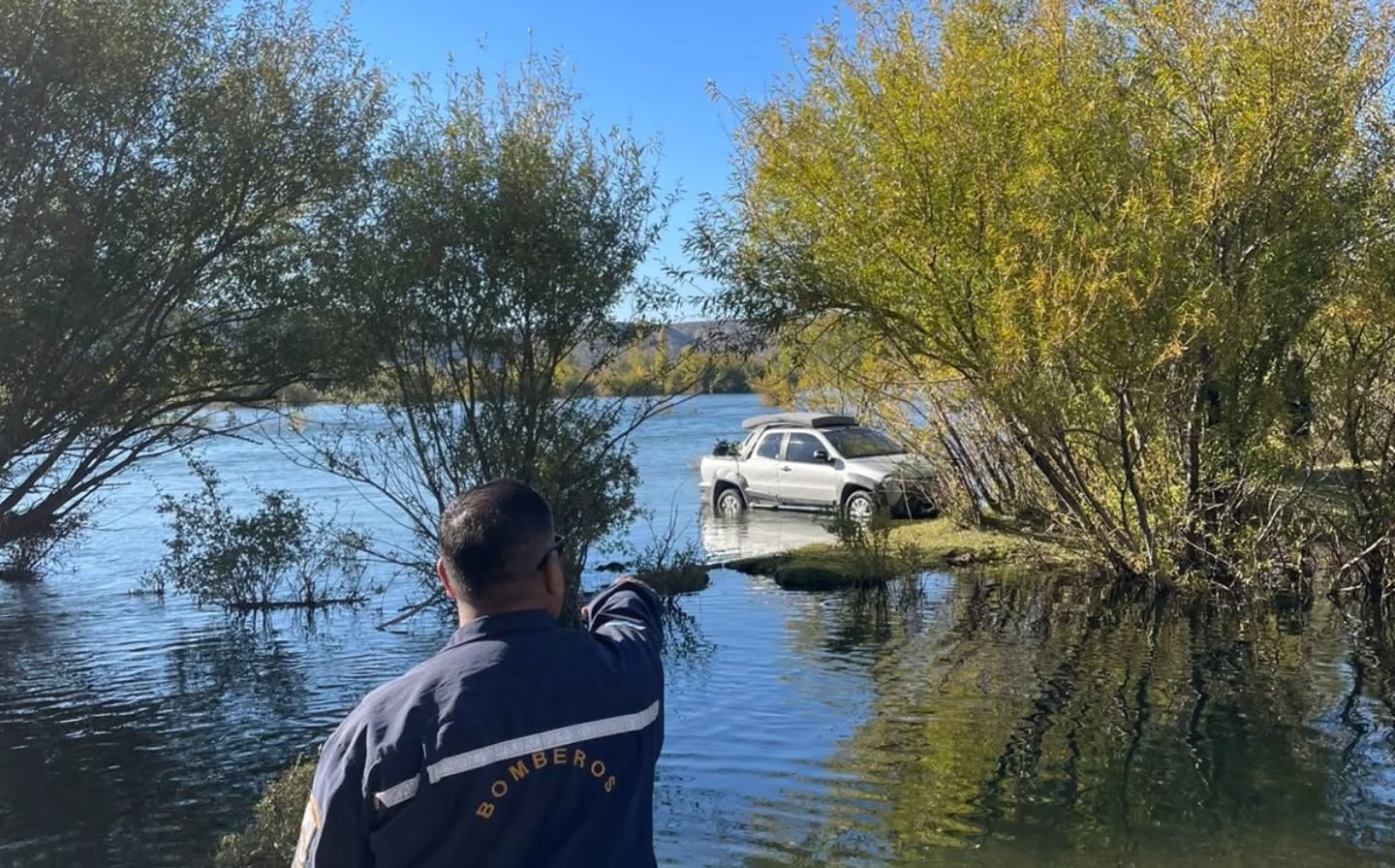 Rescate de bomberos voluntarios en Piedra del Aguila. Fuente_ (Facebook)