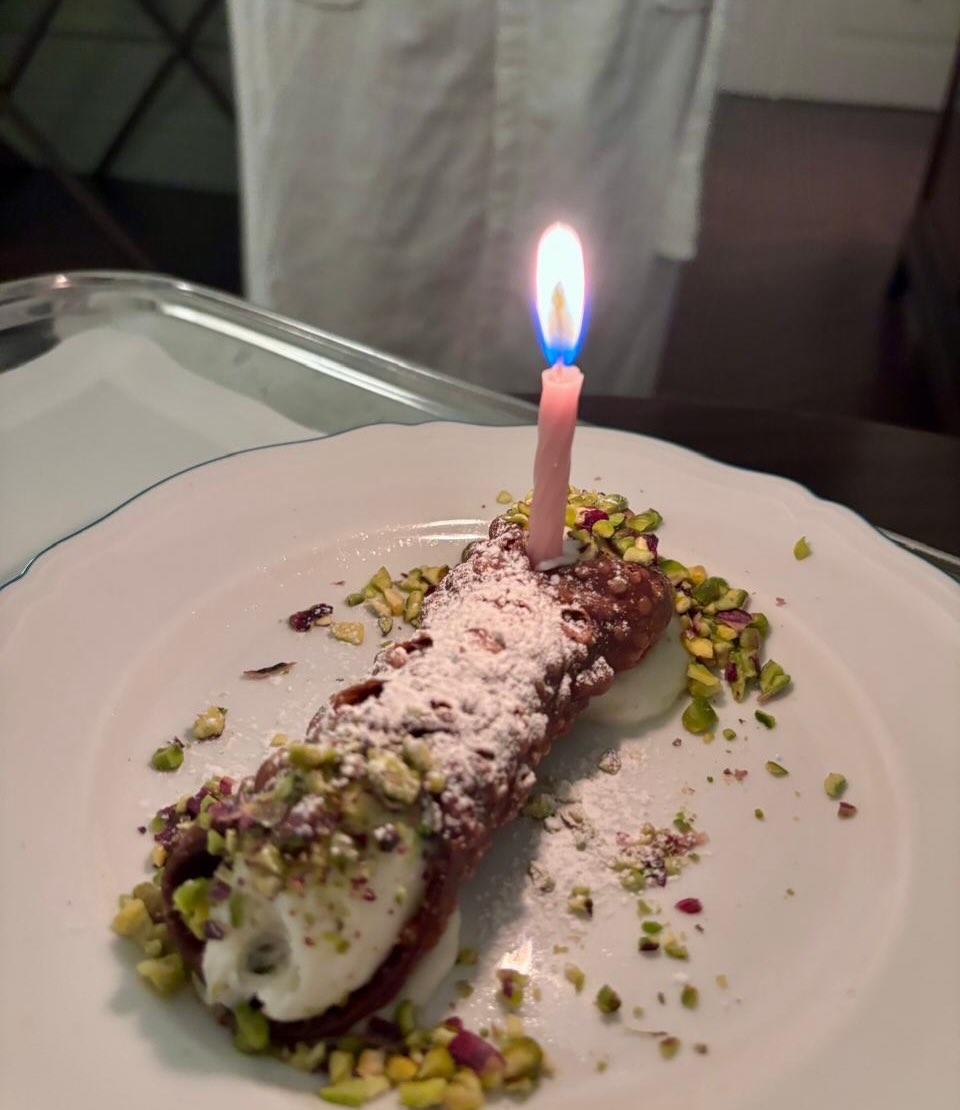 Acá ???? ya es 2 de abril. FELIZ CUMPLE PARA MÍ ??Un lujo el cannolo con velita que produjo @pa (3)