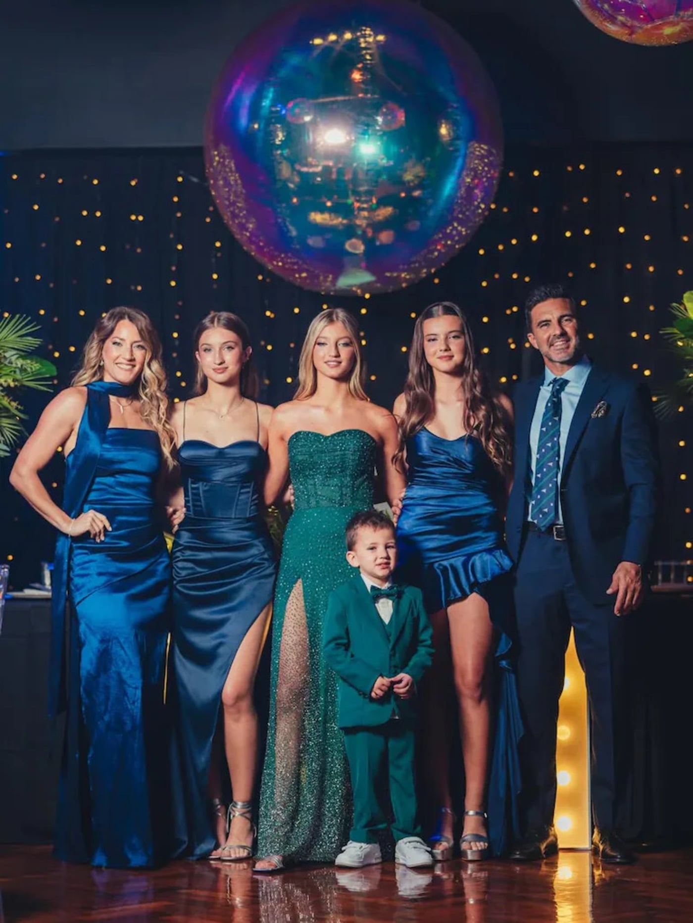 allegra-cubero-festejo-sus-15-anos-a-juego-con-su-familia-foto-lightpixelproducciones-ZRQZUPCJV5D6TE (1)